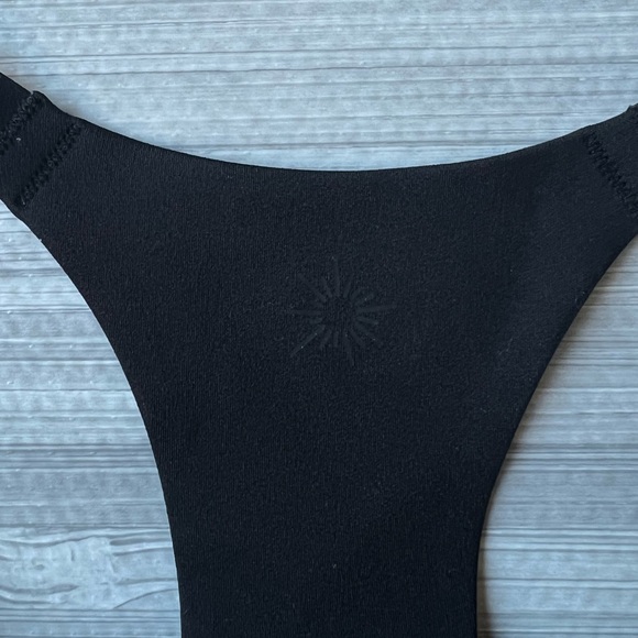 Offline by Aerie Black Sports Bra XS NWT - Picture 4 of 4